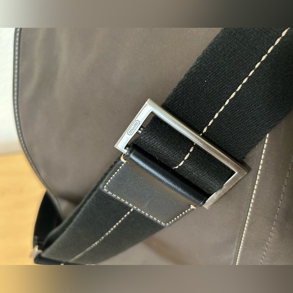 Coach Dark Brown Voyager Messanger Bag - Picture 11 of 16